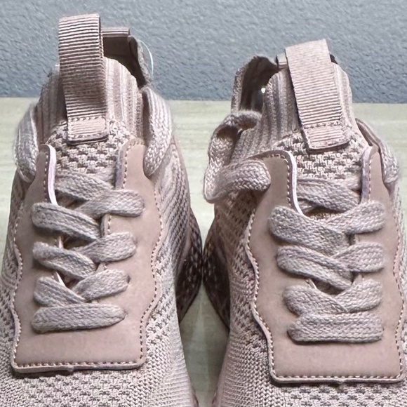 Blondo Women's Shara Waterproof Blush Sneaker Size 5.5 - Picture 3 of 9